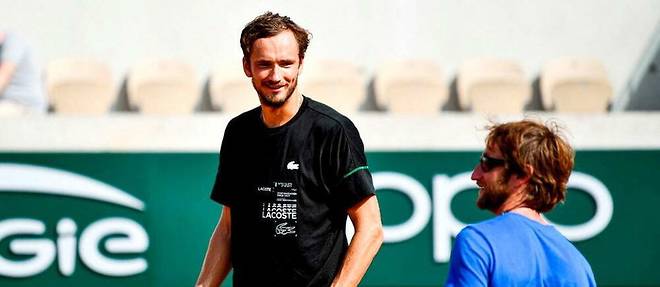 Daniil Medvedev à l'entraînement avec son coach, Gilles Cervara, à Roland-Garros, le 19 mai.
