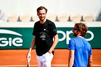 Daniil Medvedev à l'entraînement avec son coach, Gilles Cervara, à Roland-Garros, le 19 mai.

