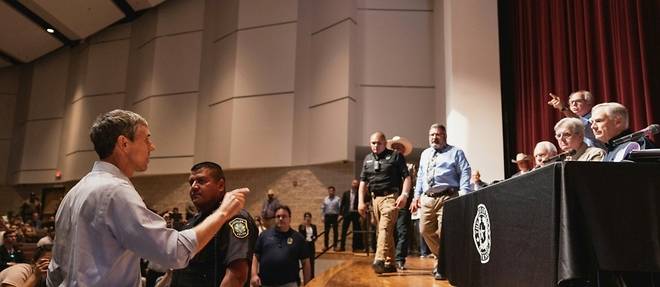"C'est de votre faute!" : le gouverneur du Texas invective par son rival au lendemain de la tuerie
