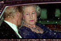 Le 14 novembre 2002, la reine, aux cotes du prince Philip, fete le succes de son jubile d'or dans le centre de Londres.
