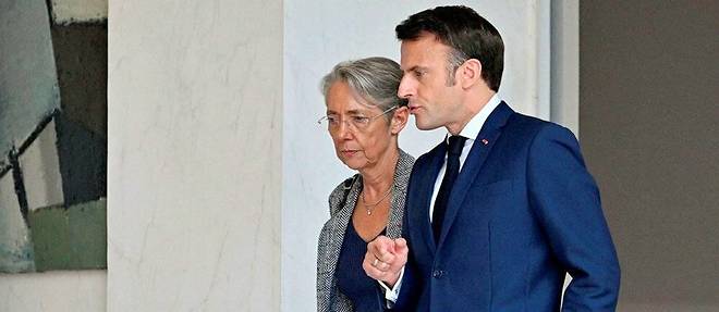  Emmanuel Macron et Élisabeth Borne à l’issue du premier conseil des ministres de la nouvelle équipe gouvernementale, le 23 mai.  ©Blondet Eliot