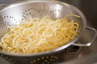 Chaque Italien consomme en moyenne plus de 23 kilos de pâtes par an.
