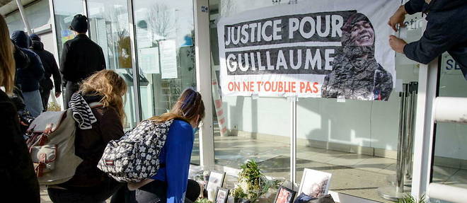 Un hommage rendu a Guillaume T., l'etudiant a l'origine du mouvement #MeTooGay, devant la residence universitaire ou il residait sur le campus de Nanterre, le 11 fevrier 2021.
 
