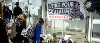 Un hommage rendu à Guillaume T., l'étudiant à l'origine du mouvement #MeTooGay, devant la résidence universitaire où il résidait sur le campus de Nanterre, le 11 février 2021.
 
