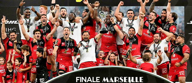 La victorieuse equipe de Lyon, vendredi 27 mai a Marseille.
