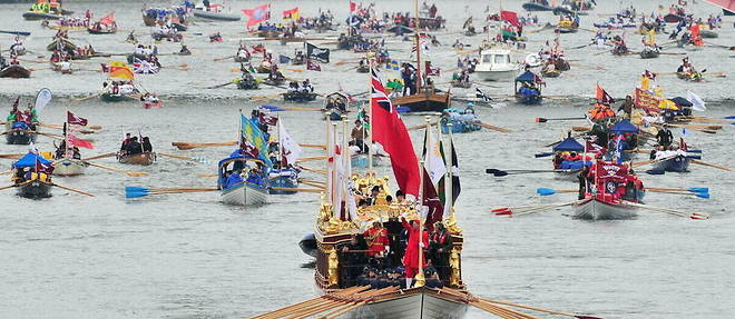 Le << Gloriana >>, la barge royale rouge et or, mene le defile nautique du jubile de diamant qui se tient sur la Tamise, a Londres, le 3 juin 2012.  
