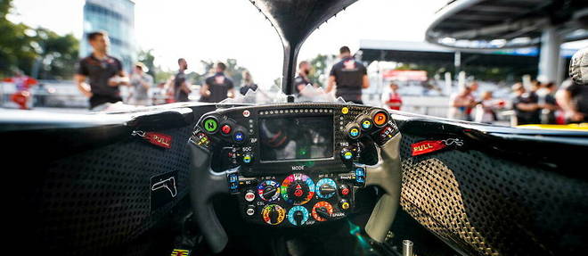 Dans le cockpit de la Ferrari VF 18 lors du Grand Prix de Monza en 2018.  
