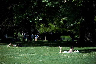Les gens profitent du soleil dans un parc de Toulouse, où les températures ont atteint les 35°C le 22 mai 2022.
 
