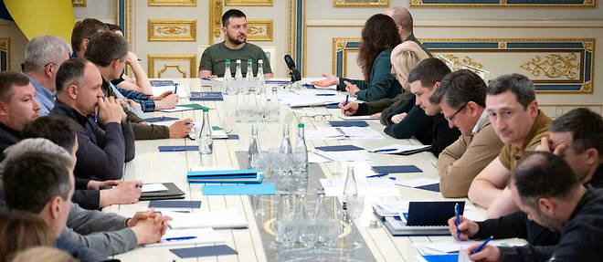 Le president Volodymyr Zelensky lors d'une reunion avec des membres du gouvernement ukrainien a Kiev, le 27 mai 2022. 
