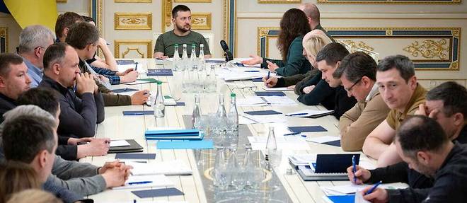 Le president Volodymyr Zelensky lors d'une reunion avec des membres du gouvernement ukrainien a Kiev, le 27 mai 2022.
