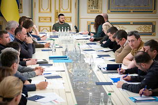 Le président Volodymyr Zelensky lors d'une réunion avec des membres du gouvernement ukrainien à Kiev, le 27 mai 2022. 
