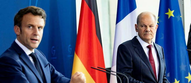Emmanuel Macron et Olaf Scholz lors d'une conference de presse a Berlin, le 9 mai 2022.
