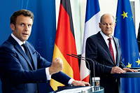 Emmanuel Macron et Olaf Scholz lors d'une conférence de presse à Berlin, le 9 mai 2022.
