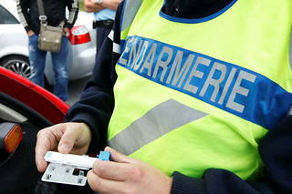 Photo d'Illustration d'un test salivaire lors d'un contrôle de gendarmerie.
