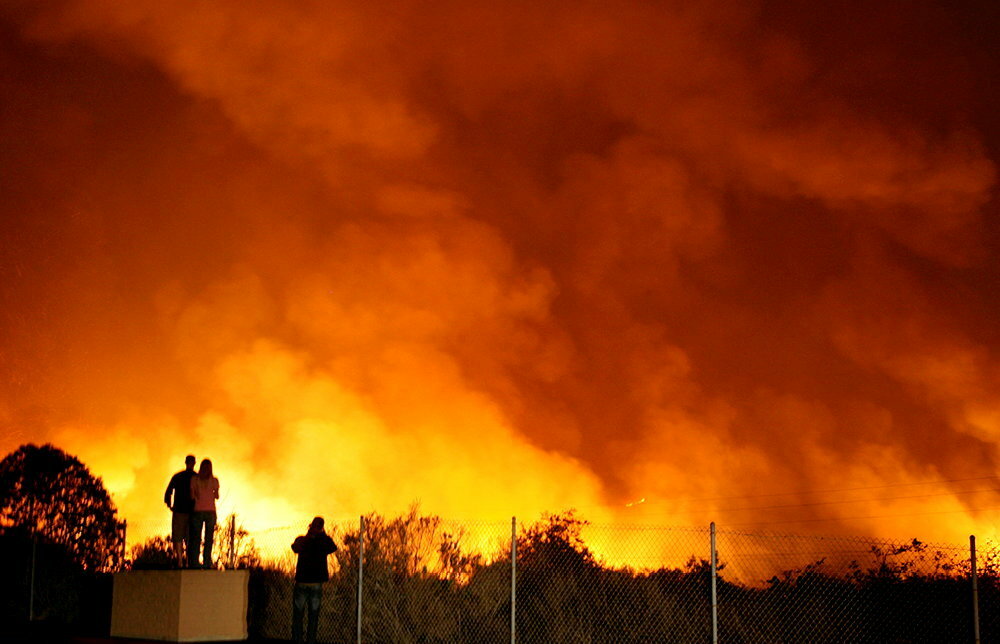 
        Etat d'urgence. << Tempete de feu >> devastatrice en Californie en 2007 : une serie d'incendies de foret ont ravage 200 000 hectares, provoquant l'evacuation de dizaines de milliers de personnes.