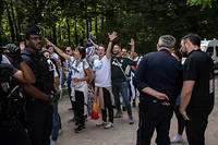 Les supporteurs du Real Madrid aux côtés de policiers français, aux abords du Stade de France à Saint-Denis le 28 mai 2022, avant la finale de la Ligue des champions entre le Liverpool FC et le Real Madrid. 
