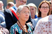 La Première ministre Élisabeth Borne s'entretient avec un agriculteur à Sandillon, dans le centre de la France, le 26 mai 2022.
 
