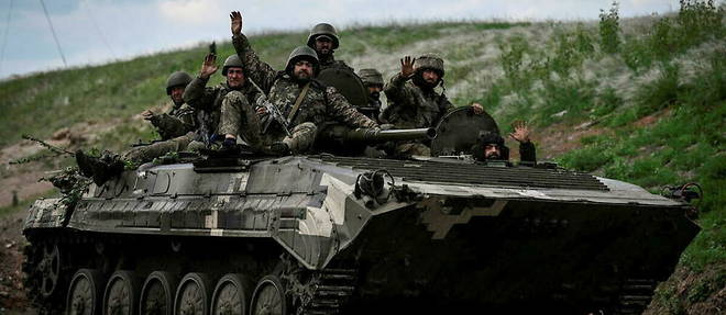 Des militaires ukrainiens vers un point de controle pres de la ville de Lyssytchansk, dans le Donbass, le 23 mai 2022.

