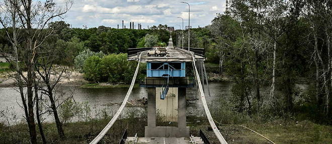 Pont detruit reliant Sievierodonetsk et Lyssytchansk dans le Donbass, le 22 mai 2022.  
