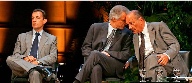 Jacques Chirac discute avec Dominique de Villepin tandis que Nicolas Sarkozy est isole.
