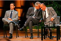 Jacques Chirac discute avec Dominique de Villepin tandis que Nicolas Sarkozy est isole.
