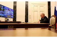 Vidéoconférence, le 10 mars 2002, de Vladimir Poutine avec son gouvernement sur l'impact des sanctions économiques. 
