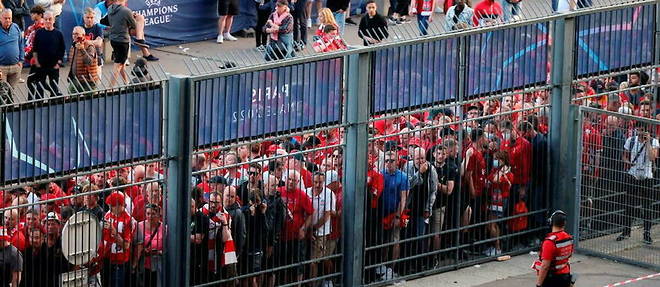 Des supporteurs de Liverpool devant le Stade de France, avant la finale de la Ligue des champions. 
