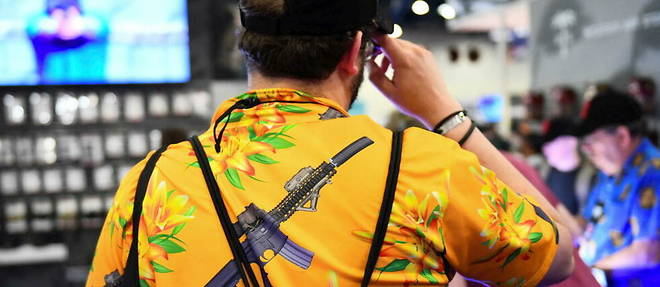 Au sommet de la NRA, a Houston, un participant affiche son gout pour le fusil AR-15 sur sa chemise.  

