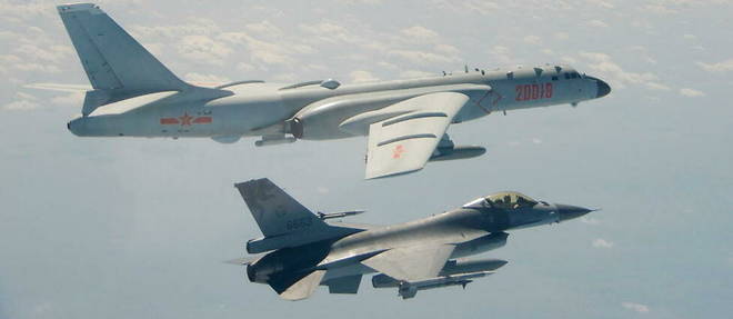 Photo diffusee par le ministere taiwanais de la Defense et montrant un F-16 taiwanais volant a proximite d'un bombardier H-6 chinois.
