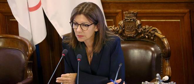 Anne Hidalgo presidait son premier Conseil de Paris depuis l'election presidentielle.
