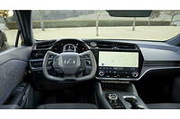 Les Lexus RZ450e (photo) et Toyota bZ4x proposeront bientôt un système de direction électrique à démultiplication variable en fonction de la vitesse.
