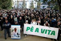 Manifestation du collectif Maffia no, a vita le (« Mafia non, la vie oui »), en février 2020 devant la mairie de Corte, en Corse.
