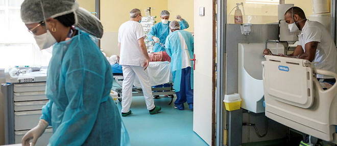 Soins intensifs pour un patient atteint du Covid-19 au Centre hospitalier de Cayenne, en Guyane, le 25 septembre 2021. 
