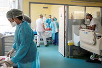 Soins intensifs pour un patient atteint du Covid-19 au Centre hospitalier de Cayenne, en Guyane, le 25 septembre 2021. 
