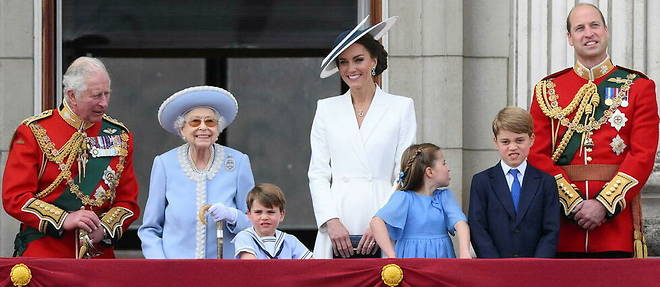 La reine Elizabeth II, entouree de la famille royale, sur le balcon de Buckingham Palace
