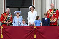 La reine Elizabeth II, entourée de la famille royale, sur le balcon de Buckingham Palace
