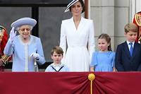 &quot;La reine!&quot; Devant Buckingham Palace, des Britanniques en liesse pour Elizabeth II