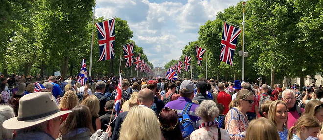 Apres le defile, la foule investit le Mall et marche vers Buckingham Palace.
