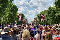 Après le défilé, la foule investit le Mall et marche vers Buckingham Palace.
