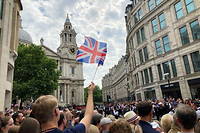 Devant la cathedrale Saint-Paul de Londres, des centaines de Britanniques tentent d'apercevoir la famille royale avant la messe.
