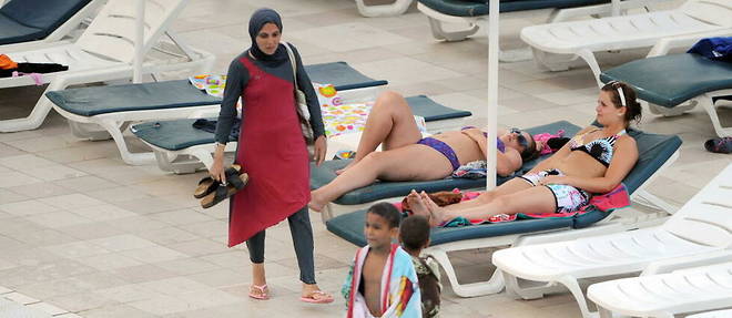 Une femme vetue d'un burkini autour d'une piscine (Illustration)
