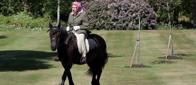 Elizabeth II a cheval a Balmoral pendant le week-end des 30 et 31 mai 2020. 
