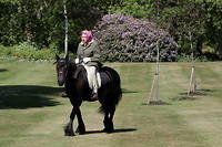 Elizabeth II à cheval à Balmoral pendant le week-end des 30 et 31 mai 2020. 
