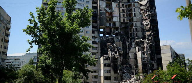 Un immeuble a Kharkiv detruit apres un bombardement.
