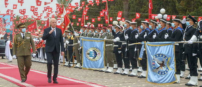 Le president Saied dirige seul le pays depuis dix mois a coups de decrets-lois edictes par lui et lui seul. Ici, il est a Monastir lors du 21e anniversaire de la mort du Combattant supreme, le premier president de la Tunisie, Habib Bourguiba.
