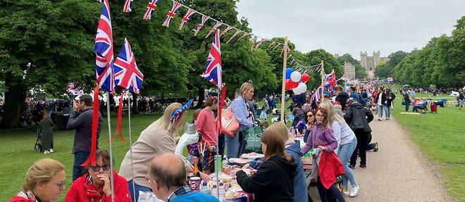 Sur pres d'un kilometre de tables alignees devant le chateau de Windsor, des centaines d'habitants ont partage un pique-nique en l'honneur du jubile de platine d'Elizabeth II.
