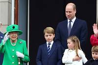 Surprise en fin de jubil&eacute;: Elizabeth II au balcon de Buckingham