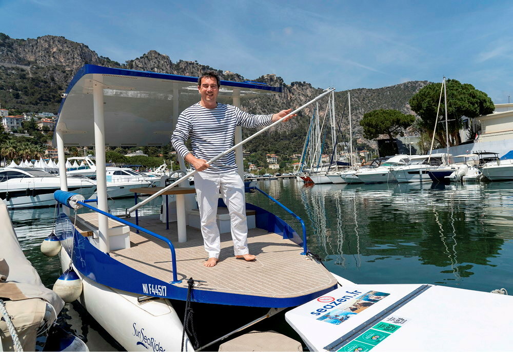 
        Defi. Guillaume Jacquet-Lagreze a bord de son << SeaZen >>, un catamaran de plaisance a energie solaire, bientot capable de naviguer sans skipper grace a un dispositif d'intelligence artificielle.