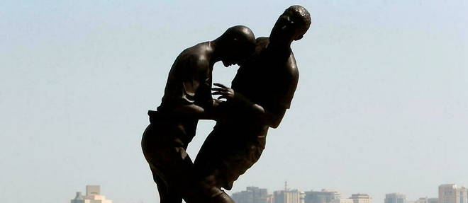La statue du << coup de tete >> de Zinedine Zidane, exposee a Doha en 2013
