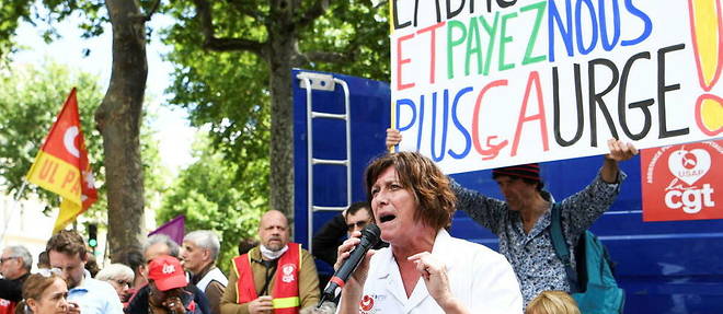 Nathalie Marchand, adjointe des cadres hospitaliers de l'APHP, prend la parole ce mardi 7 juin, lors de la mobilisation des soignants, a Paris.

